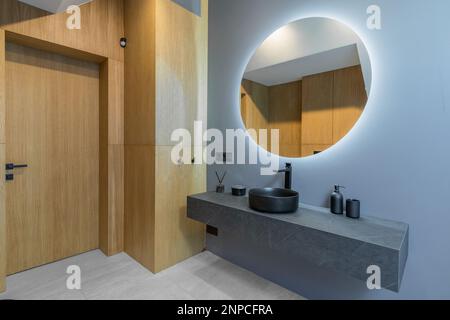 Belle élégante salle de bains moderne de luxe intérieur dans la maison de luxe. Miroir et évier Banque D'Images