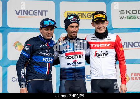 (De LTO R): David Gaudu (équipe Groupama-fdj), Julian Alaphippe (équipe Soudal Quick-STEP) et Mattias Skjelmose (équipe Trek-Segafredo) sont vus sur le podium. Le Faun Ardeche Classic est une course cycliste d'une journée qui a lieu le 25 février 2023. Cette édition a été remportée par le Français Julien Alaphilippe (équipe Soudal Quick-STEP) devant son compatriote David Gaudu, deuxième (équipe Groupama-fdj) et le pilote danois Mattias Skjelmose (équipe Trek-Segafredo) qui a terminé troisième. Banque D'Images