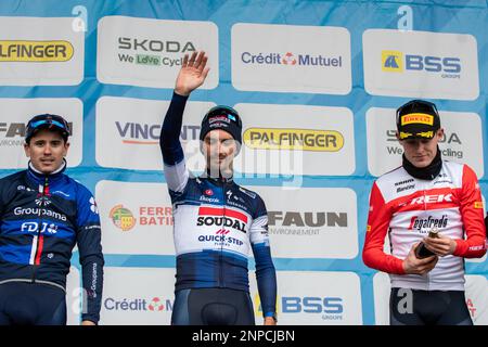 (De LTO R): David Gaudu (équipe Groupama-fdj), Julian Alaphippe (équipe Soudal Quick-STEP) et Mattias Skjelmose (équipe Trek-Segafredo) sont vus sur le podium. Le Faun Ardeche Classic est une course cycliste d'une journée qui a lieu le 25 février 2023. Cette édition a été remportée par le Français Julien Alaphilippe (équipe Soudal Quick-STEP) devant son compatriote David Gaudu, deuxième (équipe Groupama-fdj) et le pilote danois Mattias Skjelmose (équipe Trek-Segafredo) qui a terminé troisième. Banque D'Images