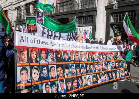 Bannière avec des photographies de jeunes tués par le régime islamique, Prodemocentie iranienne protestation contre le gouvernement autocratique islamiste iranien Banque D'Images