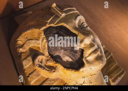 Sarcophage égyptien cassé dans lequel la momie est visible Banque D'Images