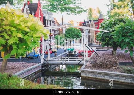 Pont-plan au-dessus d'une rivière dans une ville miniature à Legoland Banque D'Images