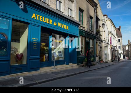 MORET SUR LOING - FRANCE - février 2023 : vue sur la rue de la cité médiévale de Moret sur Loing en Seine et Marne en France Banque D'Images