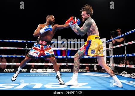 Floyd Mayweather (à gauche) et Aaron Chalmers lors de leur exposition se battent au O2, Londres. Date de la photo: Samedi 25 février 2023. Banque D'Images