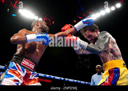 Floyd Mayweather (à gauche) et Aaron Chalmers lors de leur exposition se battent au O2, Londres. Date de la photo: Samedi 25 février 2023. Banque D'Images