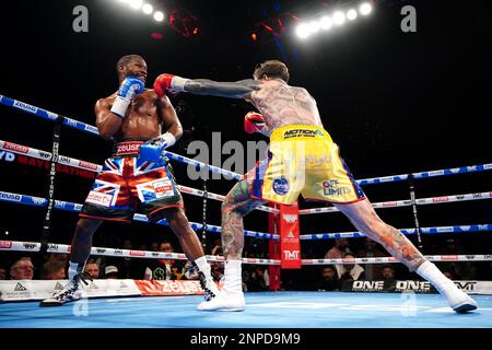Floyd Mayweather (à gauche) et Aaron Chalmers lors de leur exposition se battent au O2, Londres. Date de la photo: Samedi 25 février 2023. Banque D'Images
