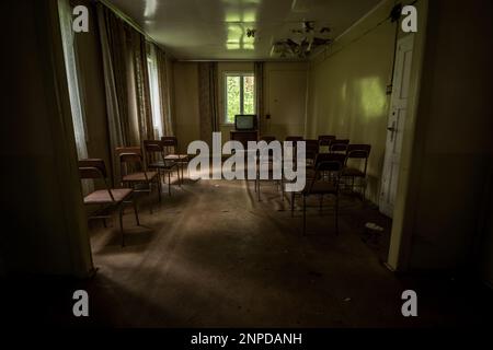 Cottages dans un complexe abandonné au milieu de la forêt. Pologne Banque D'Images