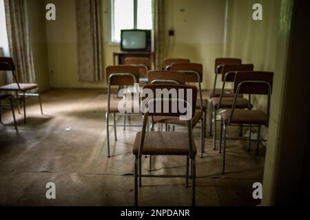 Cottages dans un complexe abandonné au milieu de la forêt. Pologne Banque D'Images