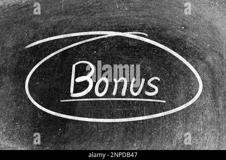Écriture à la main blanche de craie en bonus de mot et forme de cercle sur fond de tableau noir Banque D'Images