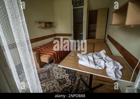 Cottages dans un complexe abandonné au milieu de la forêt. Pologne Banque D'Images