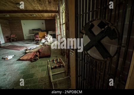 Cottages dans un complexe abandonné au milieu de la forêt. Pologne Banque D'Images