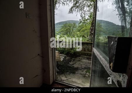 Cottages dans un complexe abandonné au milieu de la forêt. Pologne Banque D'Images