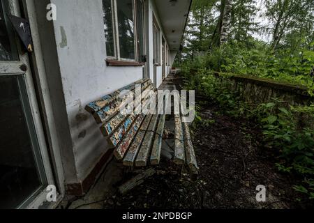 Cottages dans un complexe abandonné au milieu de la forêt. Pologne Banque D'Images