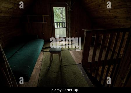 Cottages dans un complexe abandonné au milieu de la forêt. Pologne Banque D'Images