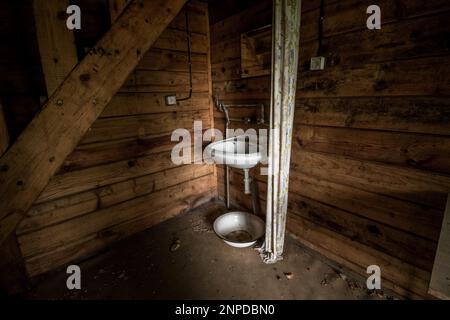 Cottages dans un complexe abandonné au milieu de la forêt. Pologne Banque D'Images