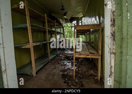 Cottages dans un complexe abandonné au milieu de la forêt. Pologne Banque D'Images