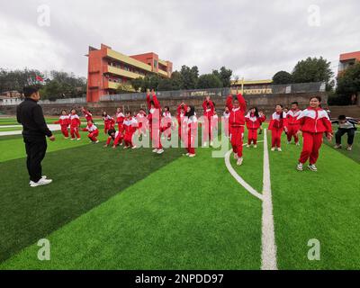 Shenzhen, province chinoise de Guangdong. 10th févr. 2023. Les élèves de l'école du maréchal Chen Yi de l'Armée rouge suivent un cours d'éducation physique à Nanxiong, dans la province de Guangdong, dans le sud de la Chine, le 10 février 2023. POUR ALLER AVEC "à travers la Chine: Les écoles de montagne de Chine introduisent les enfants à l'avenir" Credit: Wang Feng/Xinhua/Alamy Live News Banque D'Images