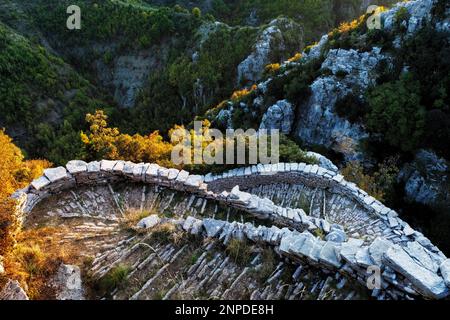 Les marches de Vradeto se déroulent sur le flanc de montagne escarpé dans les montagnes grecques à Zagoria. Banque D'Images