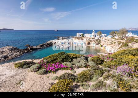 Le petit village de pêcheurs traditionnel de Firopatamos entouré par la belle mer bleue à Milos. Banque D'Images