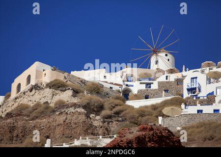 Vue à la recherche vers le village grec traditionnel d''Oia perché sur les falaises au-dessus de la caldeira de Santorin. Banque D'Images