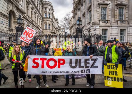 Les manifestants anti-ULEZ font une manifestation devant Downing Street, qui demande que Sadiq Khan soit « mis à la porte » sur des projets d'expansion controversés, Londres, Banque D'Images