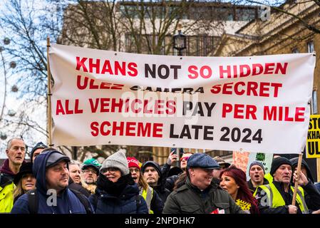 Les manifestants anti-ULEZ font une manifestation devant Downing Street, qui demande que Sadiq Khan soit « mis à la porte » sur des projets d'expansion controversés, Londres, Banque D'Images