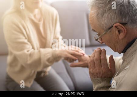 Deux personnes main dans la main. homme âgé et femme de soutien Banque D'Images