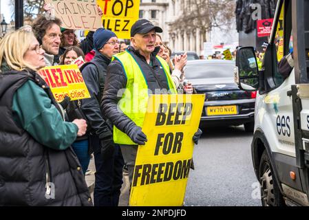 Étiquette « Beep for Freedom », les manifestants anti-ULEZ font une manifestation devant Downing Street, qui demande à Sadiq Khan d'être « à la porte » sur des sujets controversés Banque D'Images