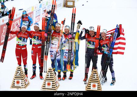 Planica, Slovénie. 26th févr. 2023. Ski nordique: Championnats du monde, ski de fond - sprint freestyle par équipe, femmes. La Norvège (Anne Kjersti Kalvaa et Tiril Udnes Weng), la Suède (Emma Ribom et Jonna Sundling) et les États-Unis (Jessie Diggins, Julia Kern), troisième place, applaudissent à la ligne d'arrivée. Credit: Daniel Karmann/dpa/Alay Live News Banque D'Images