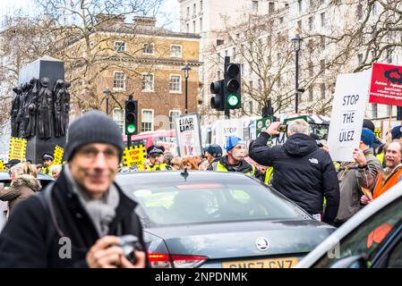 Les manifestants anti-ULEZ, qui perturbent la circulation, font une manifestation devant Downing Street et exigent que Sadiq Khan soit « à la porte » Banque D'Images