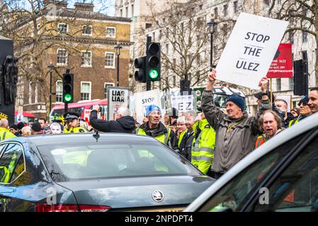 Les manifestants anti-ULEZ, qui perturbent la circulation, font une manifestation devant Downing Street et exigent que Sadiq Khan soit « à la porte » Banque D'Images