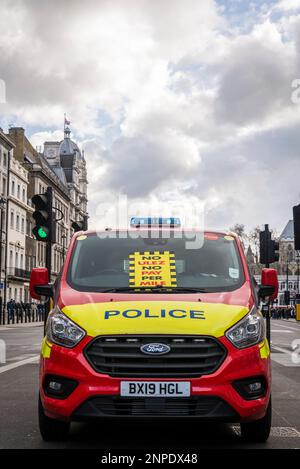 Les manifestants anti-ULEZ ont placé leur affiche sur une fourgonnette de police, The Whitehall, Londres, Royaume-Uni 25/02/2023 Banque D'Images