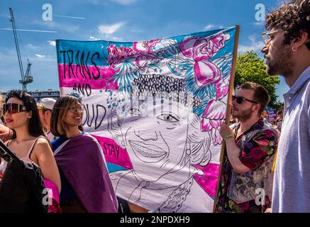 Un groupe de membres de la communauté LGBTQ+ proteste contre le manque de droits et de soins de santé pour les personnes transgenres tenant une bannière avec les mots Trans et fier à Hyde Park. Banque D'Images