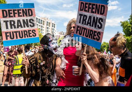 Un groupe de membres de la communauté LGBTQ+ avec des visages fortement peints et faits ont du plaisir à protester contre le manque de droits et de soins de santé pour les personnes transgenres. Banque D'Images