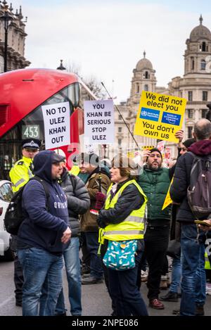 Les manifestants anti-ULEZ font une manifestation devant Downing Street, qui demande que Sadiq Khan soit « mis à la porte » sur des projets d'expansion controversés, Londres, Banque D'Images