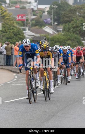 Les cavaliers dans le peloton dans la phase d'ouverture de l'emblématique Tour de Grande-Bretagne 2021 connu sous le nom de Grand départ comme il visite la ville de Newquay dans les Cornouailles pour la première fois de son histoire. Banque D'Images