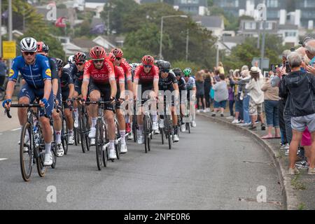 Les cavaliers dans le peloton dans la phase d'ouverture de l'emblématique Tour de Grande-Bretagne 2021 connu sous le nom de Grand départ comme il visite la ville de Newquay dans les Cornouailles pour la première fois de son histoire. Banque D'Images