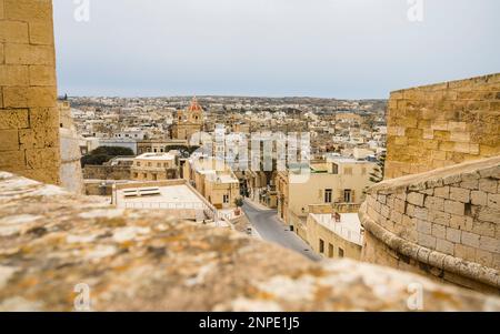 Basilique Saint-Georges vue de la Cittadella à Victoria sur l'île de Gozo à Malte. Banque D'Images