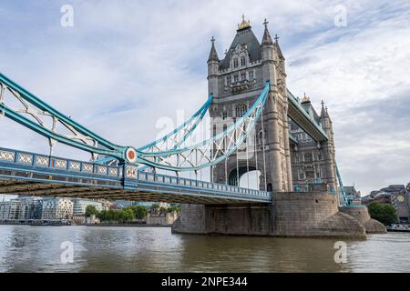 Admirez les magnifiques couleurs du Tower Bridge à Londres, qui enjambe la Tamise. Banque D'Images