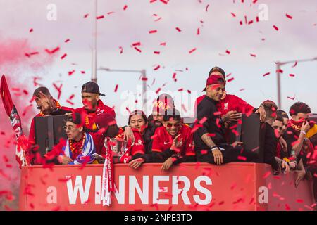 Les joueurs et le personnel du club de football de Liverpool célèbrent en bus à toit ouvert dans les rues de Liverpool en mai 2022, après avoir remporté la Carabao Cup et la FA Cup. Banque D'Images