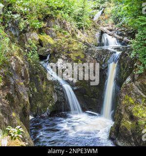 Une image de culture carrée des chutes de Pecca vue le long de la piste des chutes d'eau d'Ingleton dans le North Yorkshire. Banque D'Images