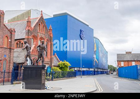 La statue de la Sainte Trinité de Goodison Park à Liverpool présente les légendes du club de football d'Everton, Howard Kendall, Alan ball et Colin Harvey. Banque D'Images