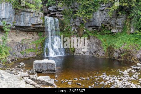 L'eau se déforme au-dessus de Thornton Force dans une grande piscine sur le sentier des chutes d'eau d'Ingelton, dans le North Yorkshire. Banque D'Images