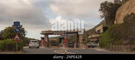 Hout Bay, le Cap, Afrique du Sud. 2023. La station de péage à l'extrémité de la baie Hoet de Chapmans Peak Drive une route côtière pittoresque. Banque D'Images