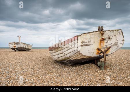 Deux bateaux de pêche en bois photographiés sur la plage d'Aldeburgh, sur la côte du Suffolk. Banque D'Images