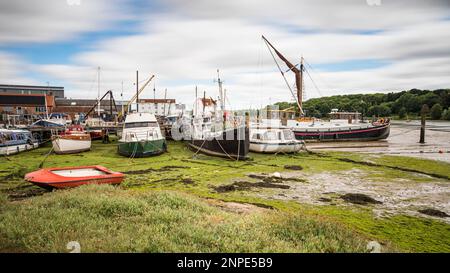 Vue sur les bateaux à Woodbridge Quay dans Suffolk. Banque D'Images