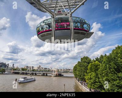 Regarder sous une capsule sur le London Eye alors qu'il commence à tourner au-dessus de Londres, offrant aux touristes une expérience unique au-dessus de la Tamise. Banque D'Images