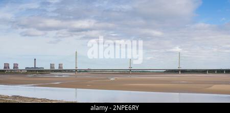 Le pont Mersey Gateway Bridge a été vu reliant Runcorn et Widness à Cheshire, qui enjambe la rivière Mersey à marée basse. Banque D'Images