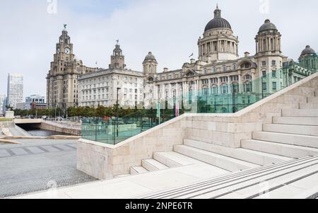 Des marches abstraites modernes mènent aux trois Grâces sur la ligne d'horizon de Liverpool à Pier Head. Banque D'Images