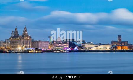 Le front de mer de Liverpool commence à s'allumer pendant l'heure bleue le jour de l'an 2022. Banque D'Images